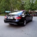 Черный седан Мерседес E212 AMG