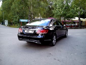 Черный седан Мерседес E212 AMG