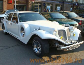 Белый автомобиль Экскалибур Фантом
