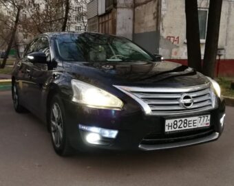 Автомобиль Ниссан Теана с водителем