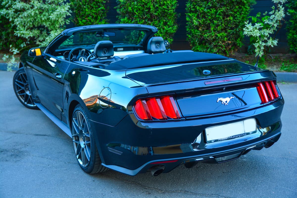 Ford mustang черный