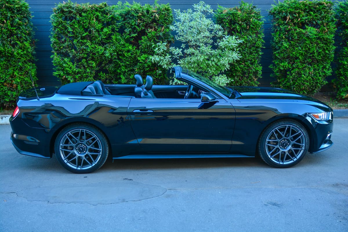 Ford mustang черный