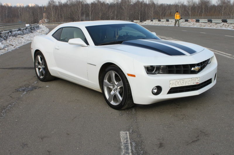 Аренда и заказ белого автомобиля Шевроле Камаро (Chevrolet Camaro) в Москве